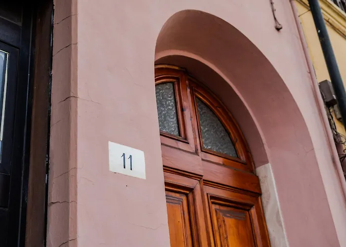 Red Mansarda Виареджо