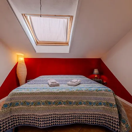 Red Mansarda